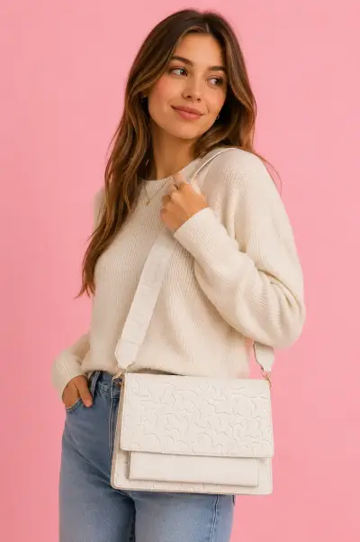 Bolso cruzado blanco con diseño grabado - miniatura 2