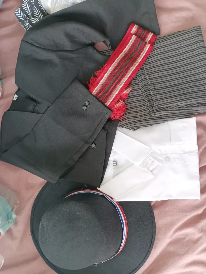 Traje de huaso chileno con sombrero y faja