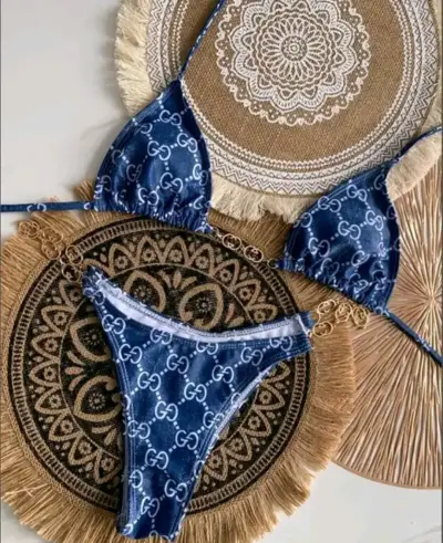 Bikini azul con diseño de logo y cadenas - miniatura 1