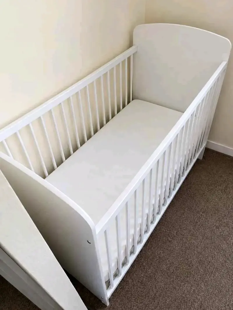 Cuna de madera blanca para bebé