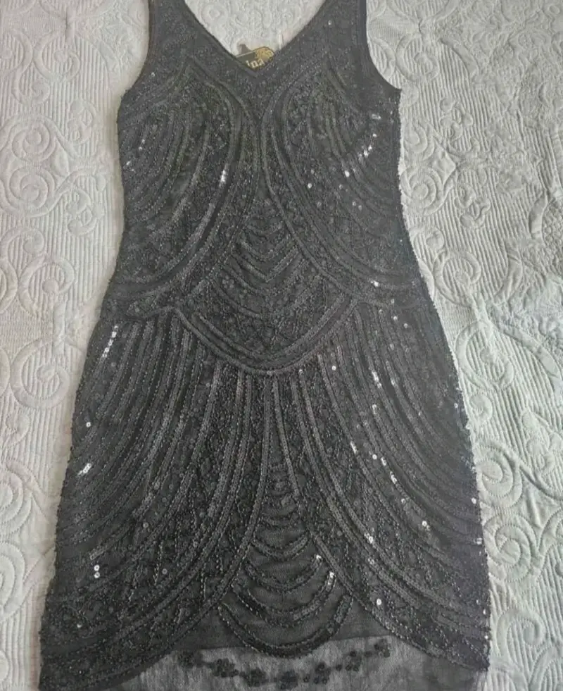 Vestido de fiesta negro con lentejuelas