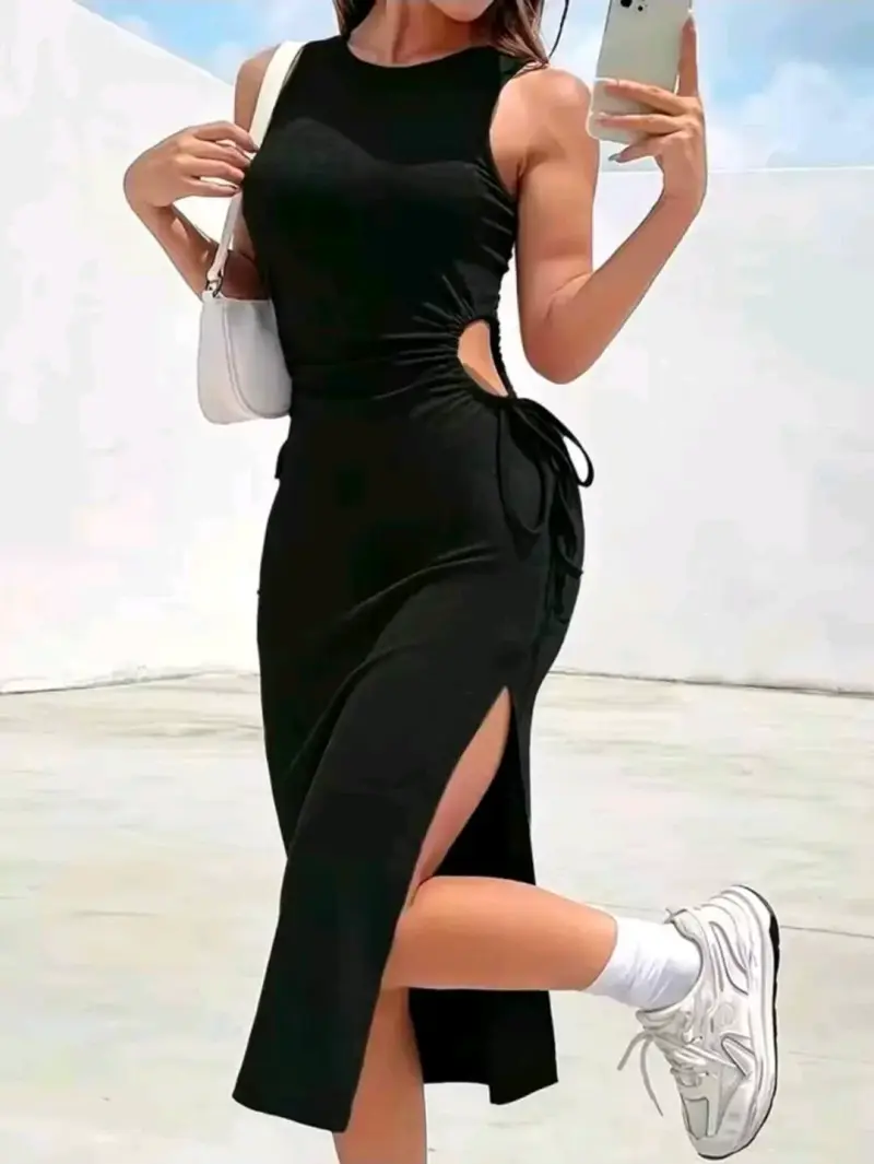 Vestido negro con aberturas laterales