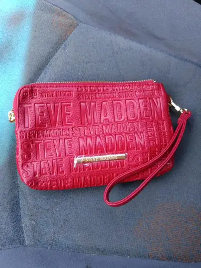 Cartera de mano roja Steve Madden con relieve - miniatura 1