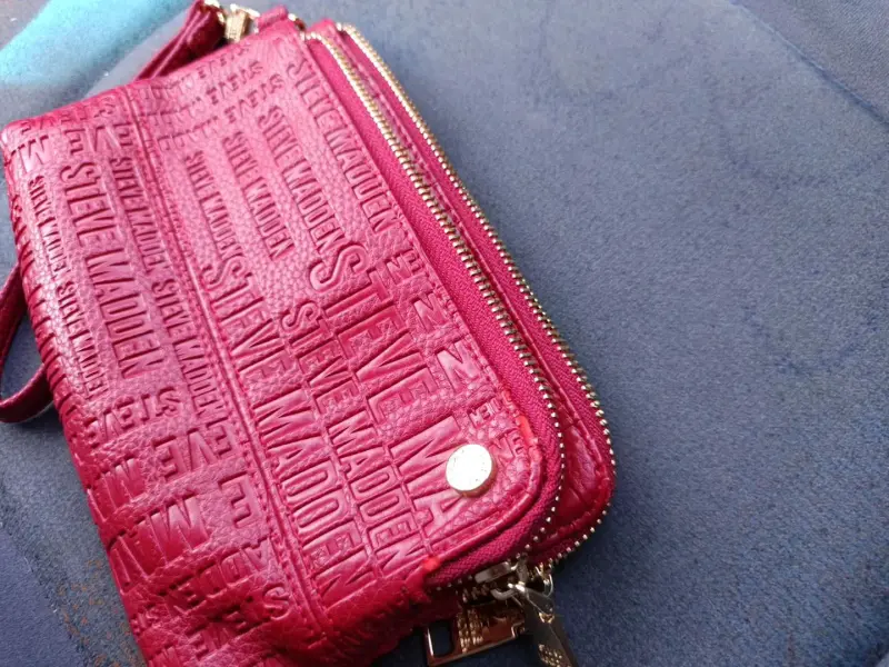Cartera de mano roja Steve Madden con relieve - 2