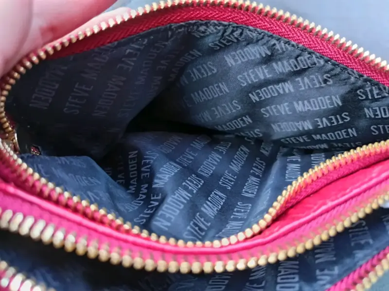 Cartera de mano roja Steve Madden con relieve - 4