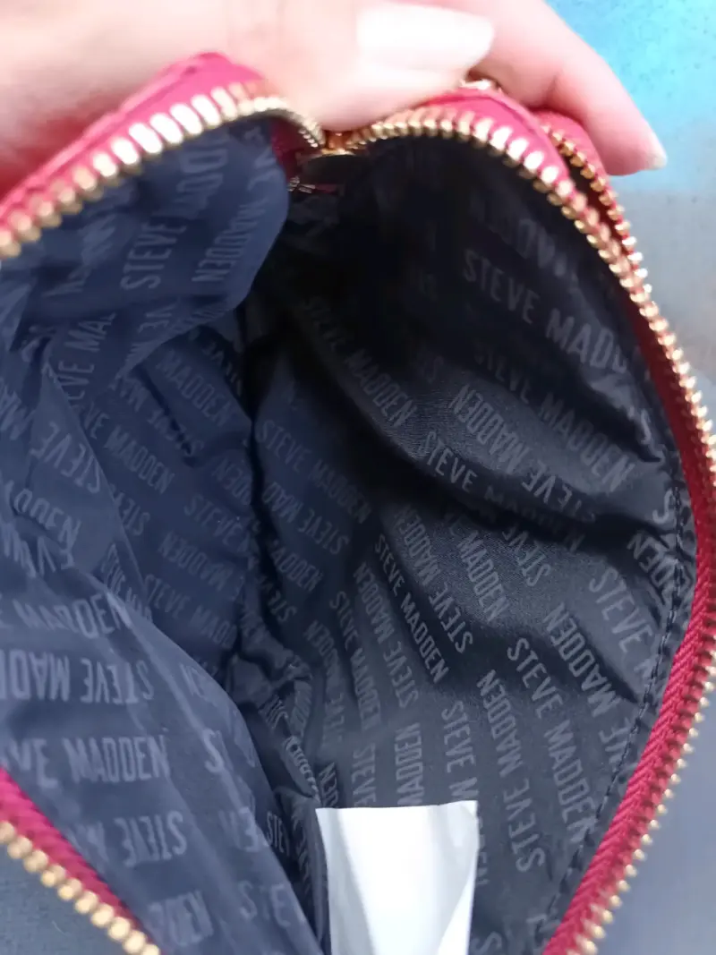 Cartera de mano roja Steve Madden con relieve - 5