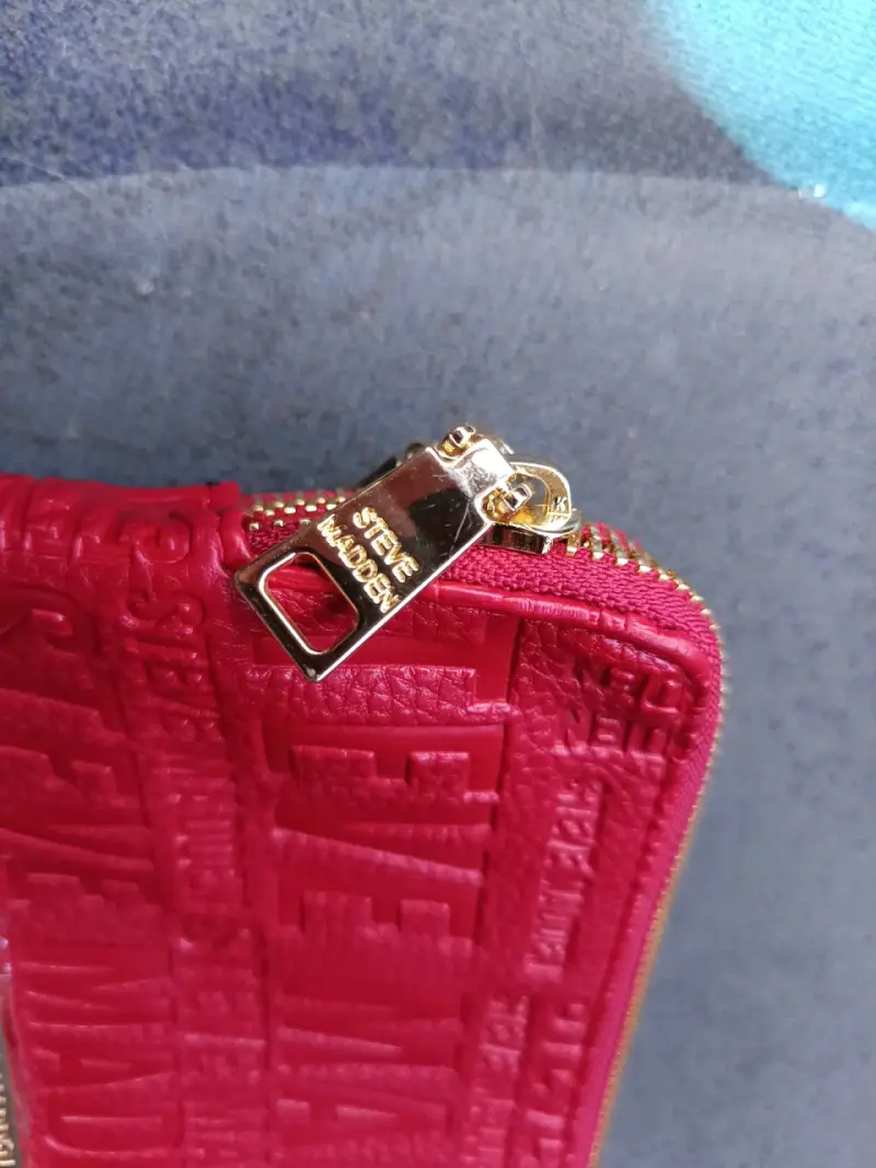 Cartera de mano roja Steve Madden con relieve - 6