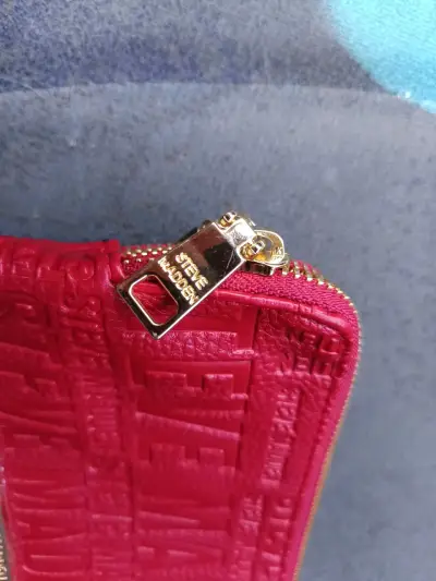 Cartera de mano roja Steve Madden con relieve - miniatura 6