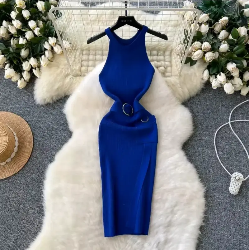 Vestido azul sin mangas con diseño ajustado