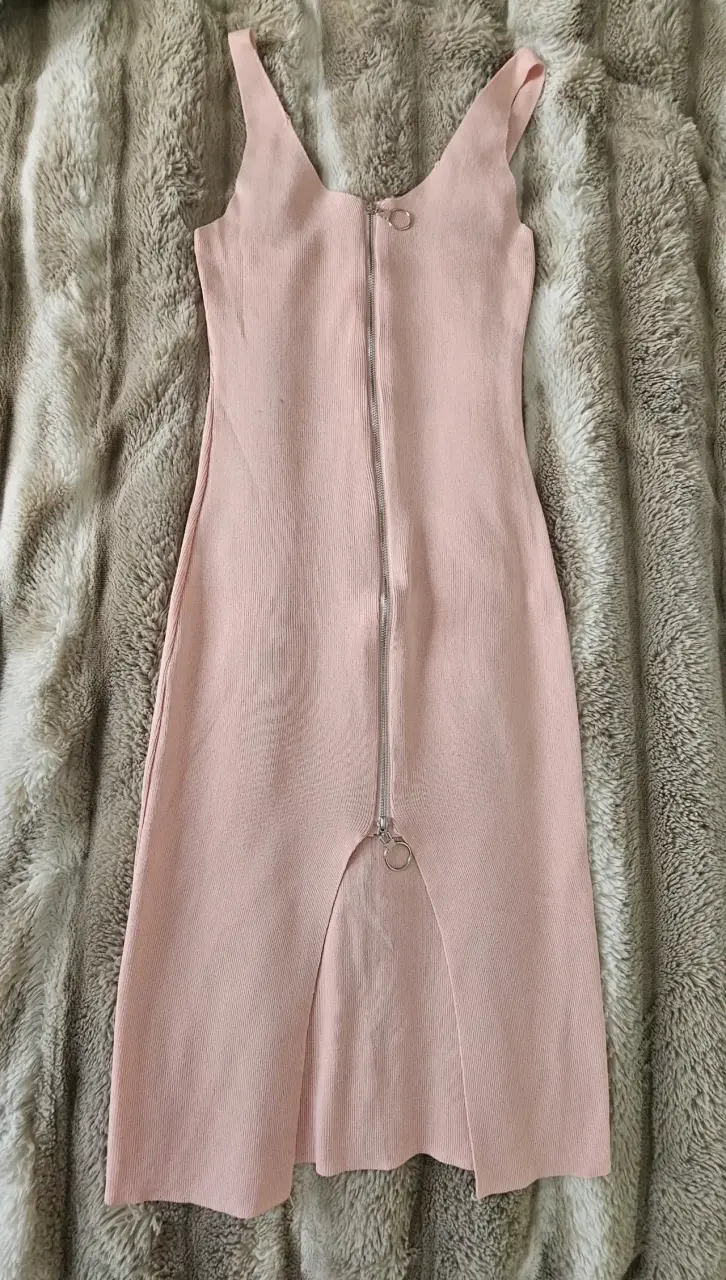 Vestido ajustado rosa con cierre frontal