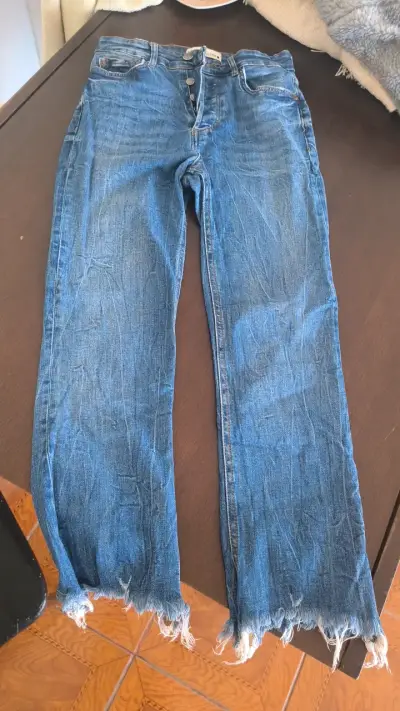 Jeans de mezclilla Zara con bordes deshilachados - miniatura 1