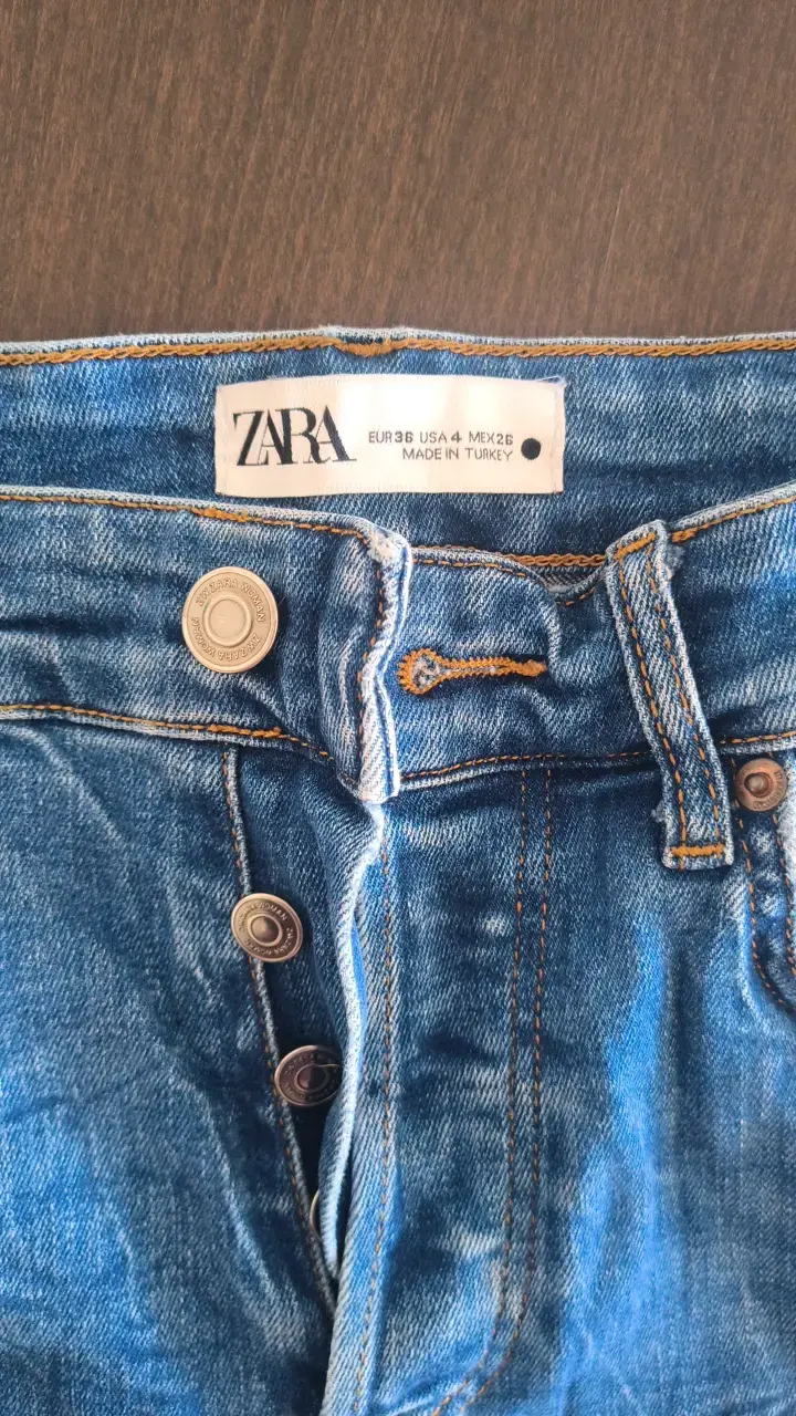 Jeans de mezclilla Zara con bordes deshilachados - 2