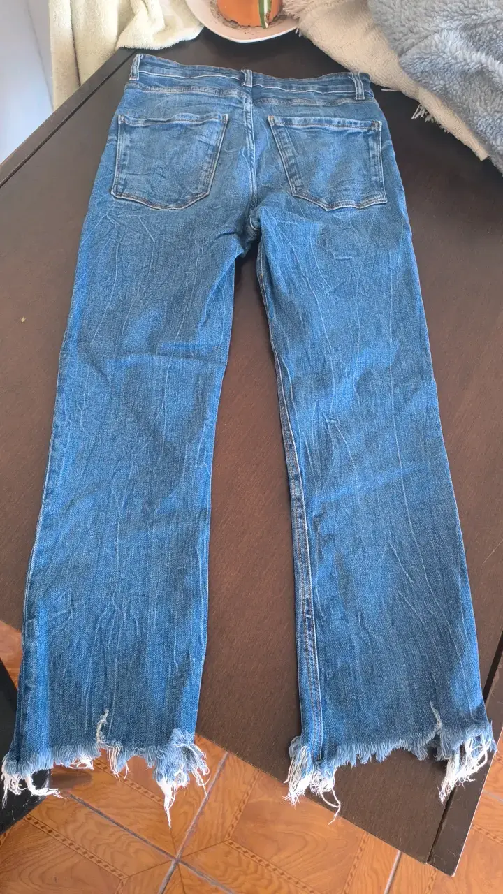 Jeans de mezclilla Zara con bordes deshilachados - 3