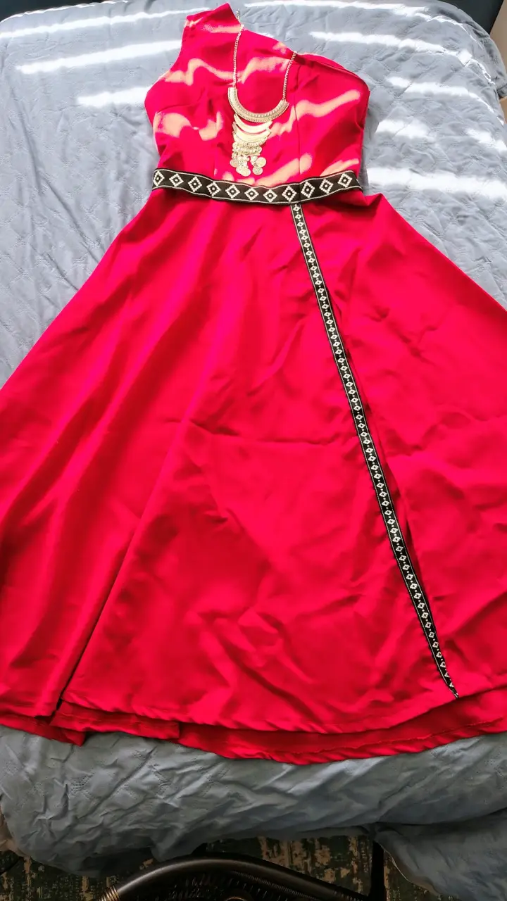 Vestido rojo elegante con cinturón decorativo - 1