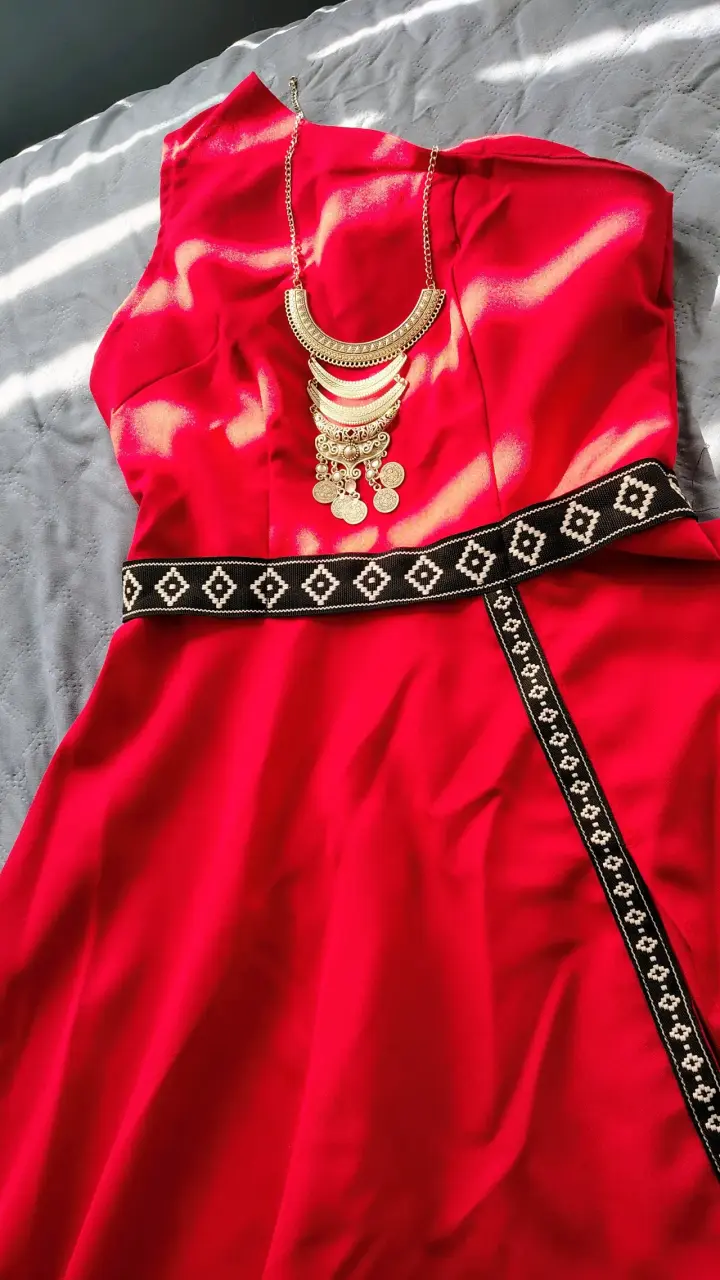 Vestido rojo elegante con cinturón decorativo - 2