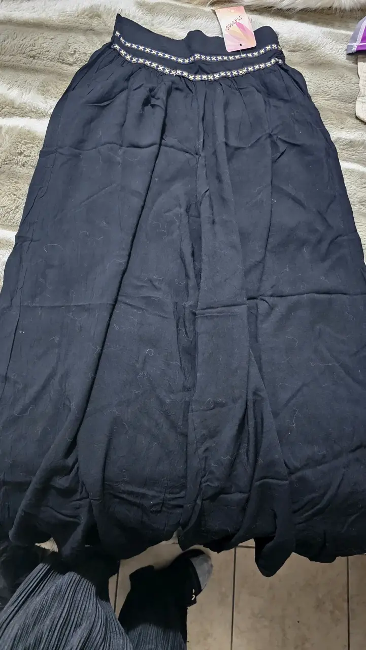 Falda larga negra con detalles bordados