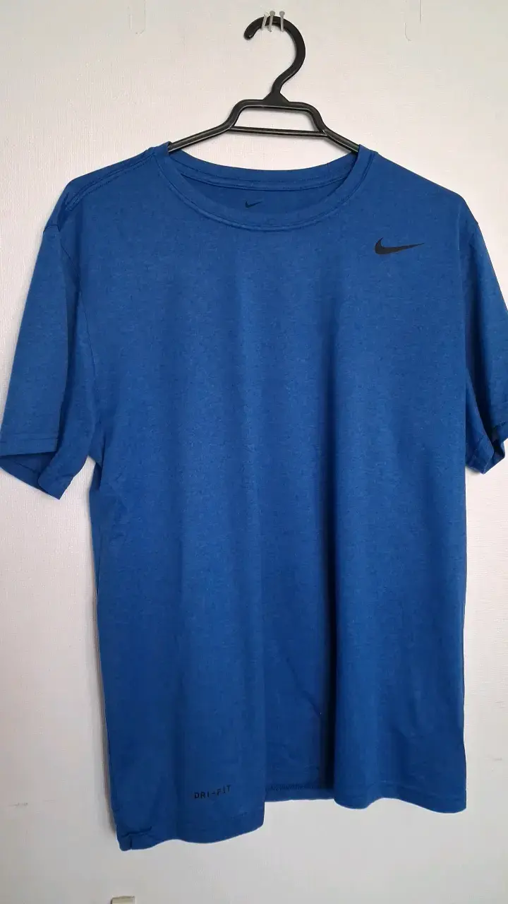 Polera deportiva azul Nike Dri-FIT