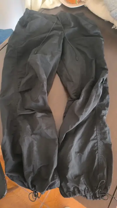 Pantalones negros Zara con ajuste en tobillos - miniatura 1