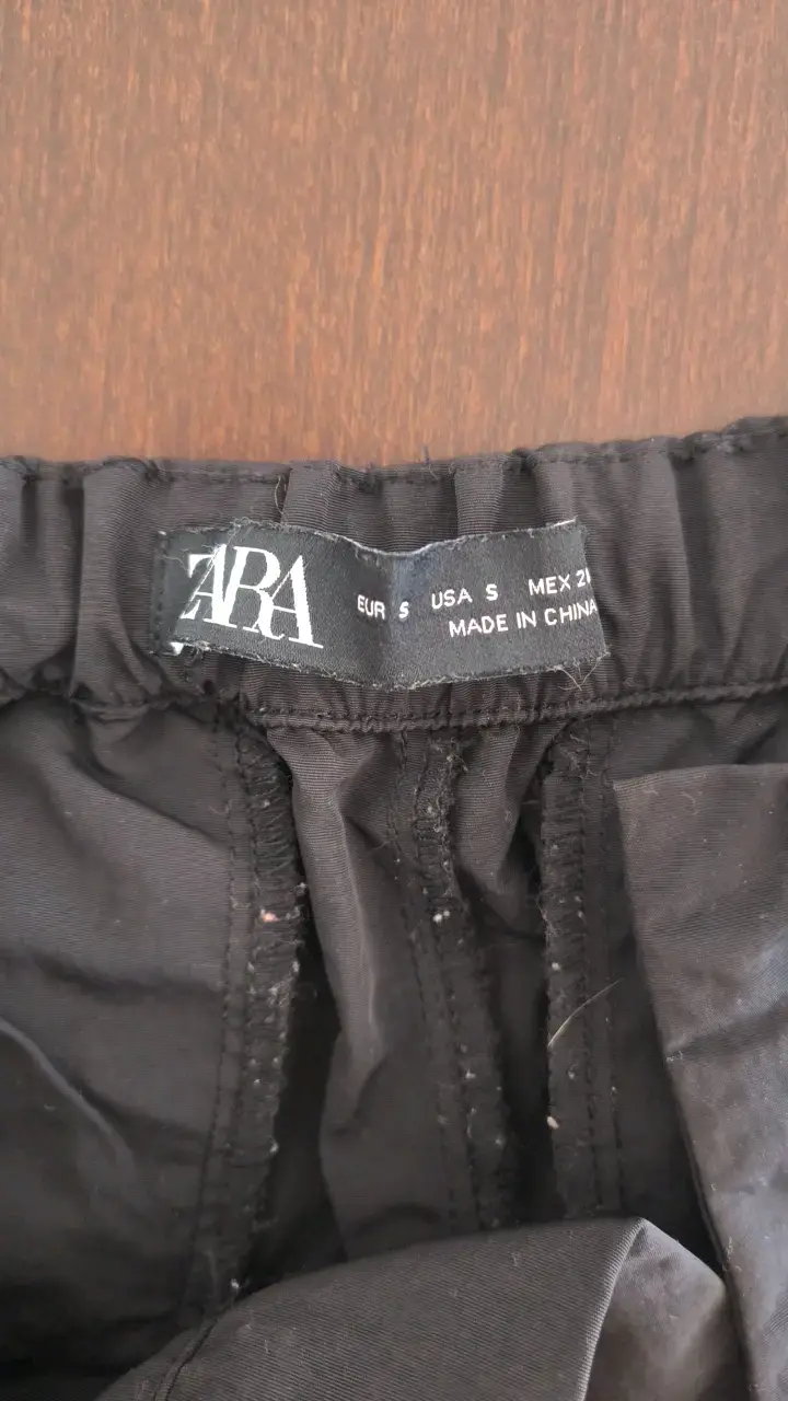 Pantalones negros Zara con ajuste en tobillos - 2
