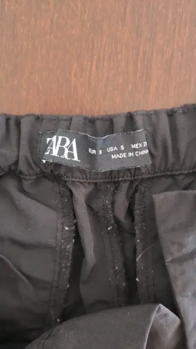 Pantalones negros Zara con ajuste en tobillos - miniatura 2