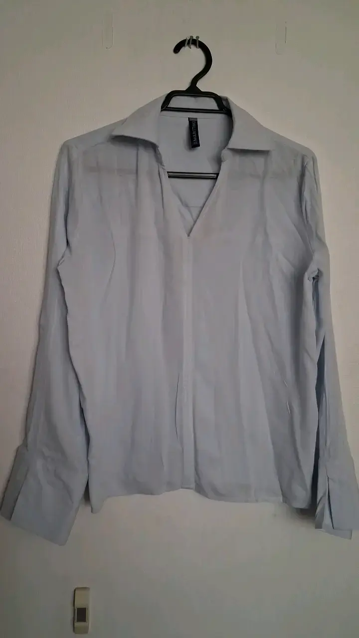 Blusa azul claro de manga larga