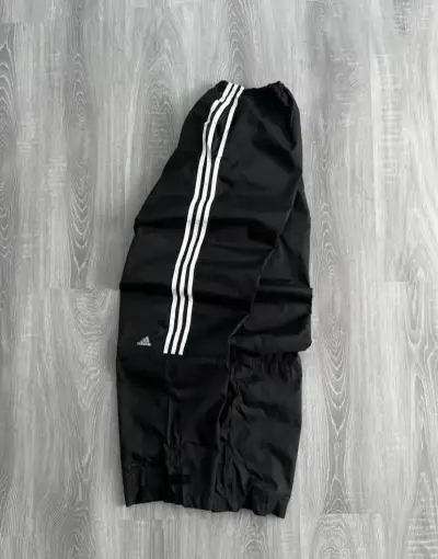Pantalones deportivos negros con franjas Adidas - miniatura 1