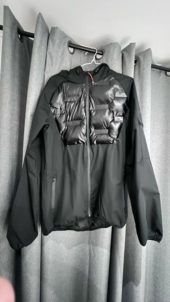 Chaqueta negra con capucha y detalles acolchados - 2