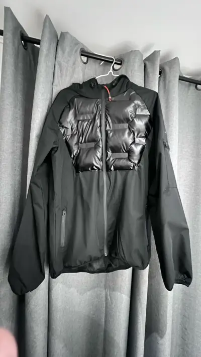 Chaqueta negra con capucha y detalles acolchados - miniatura 2