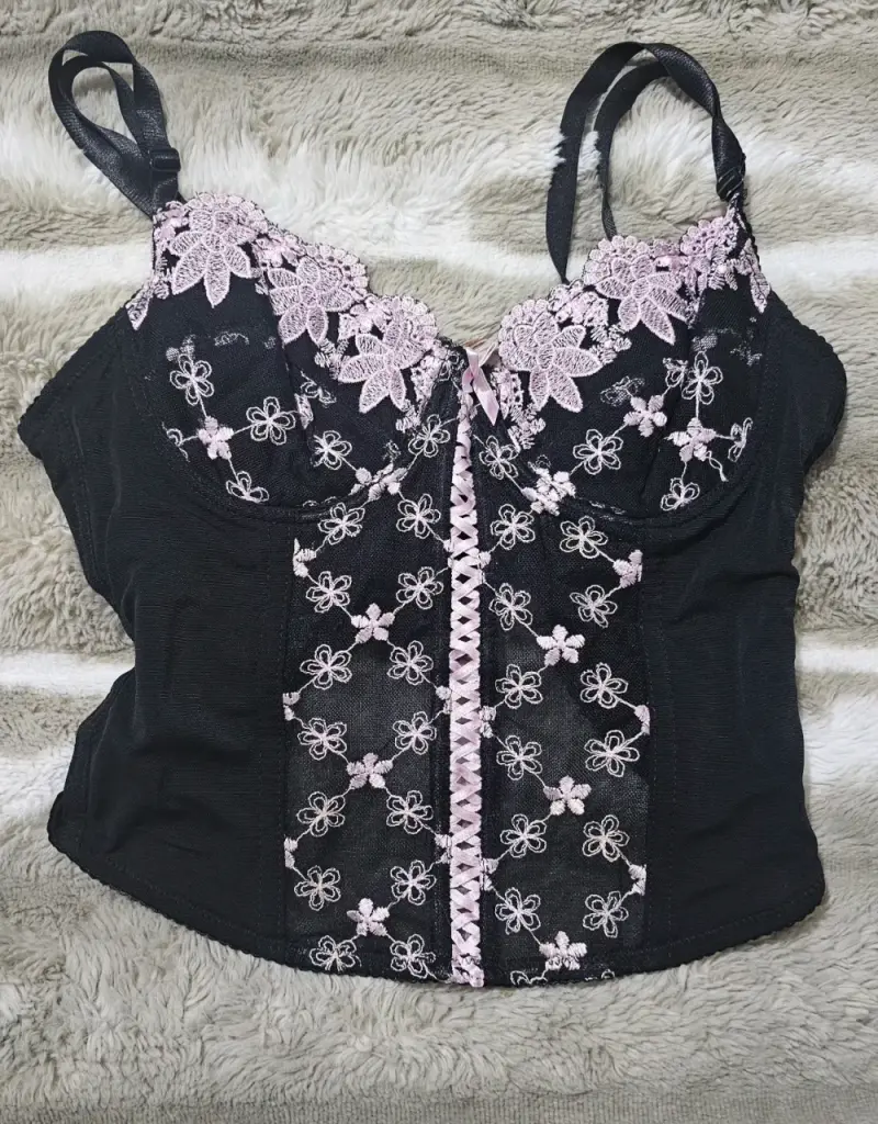 Corset negro con encaje floral rosa