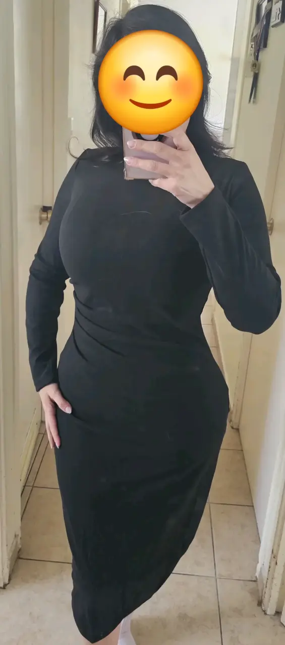Vestido negro ajustado de manga larga