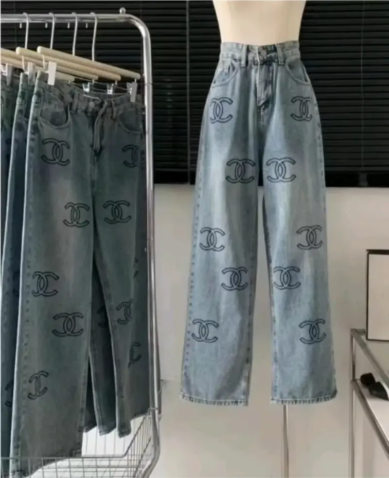 Jeans de mezclilla con logo estampado