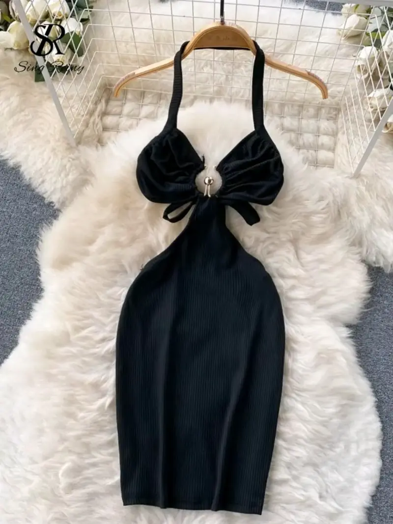 Vestido negro ajustado con detalle de lazo