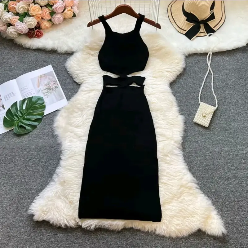 Vestido negro sin mangas con diseño recortado