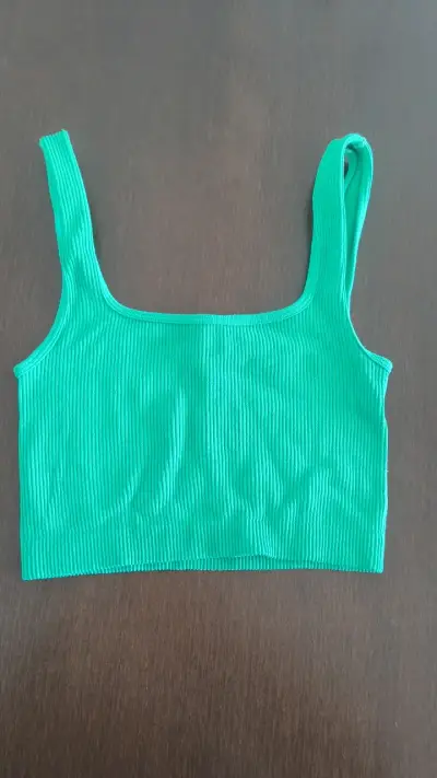 Top corto verde Zara de canalé - miniatura 1