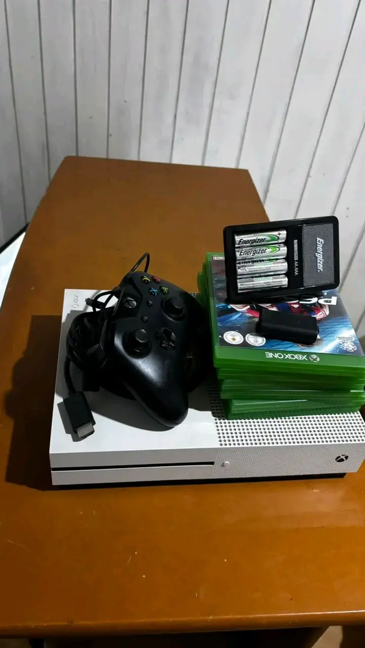 Consola Xbox One S con juegos y control - 1