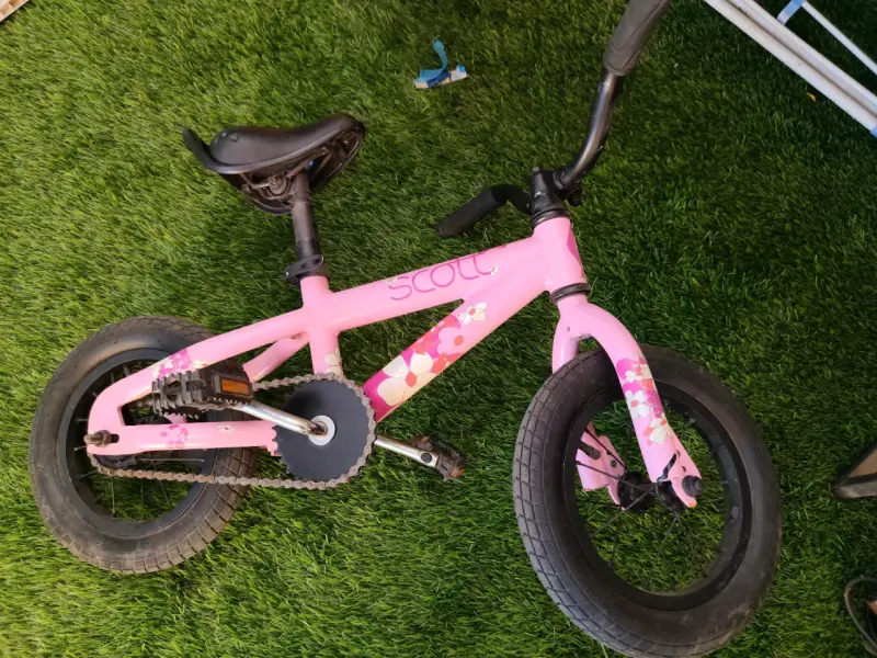 Bicicleta infantil rosa Scott con diseño floral - 1