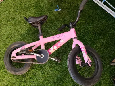 Bicicleta infantil rosa Scott con diseño floral - miniatura 1