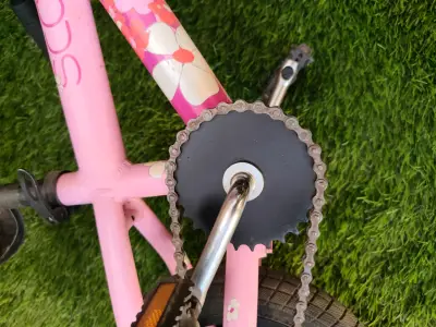 Bicicleta infantil rosa Scott con diseño floral - miniatura 2