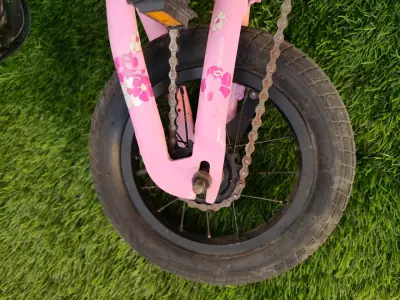 Bicicleta infantil rosa Scott con diseño floral - miniatura 3