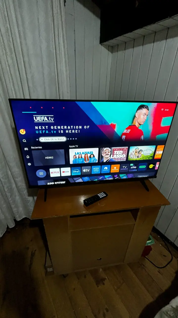Smart TV HISENSE 43 pulgadas con control remoto - 1
