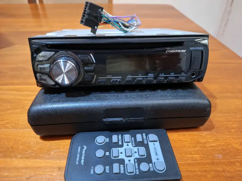 Radio para auto Pioneer con control remoto - 1