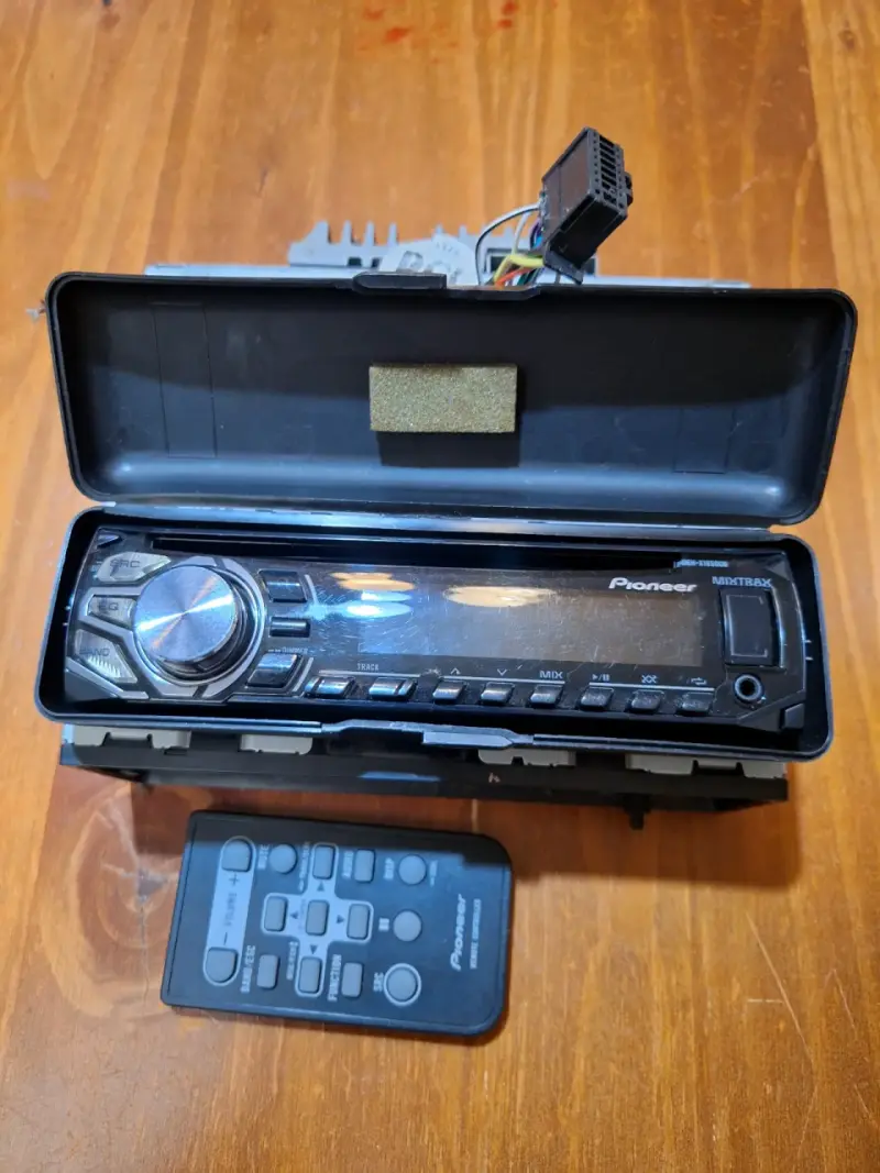 Radio para auto Pioneer con control remoto - 2