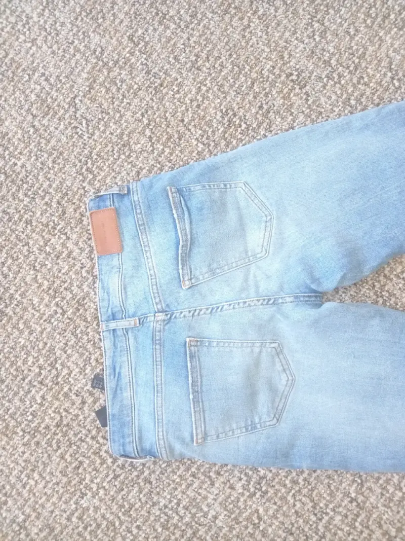 Jeans de mezclilla azul claro con roturas Zara - 2