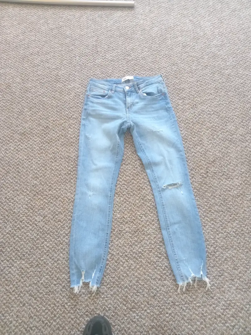 Jeans de mezclilla azul claro con roturas Zara - 3