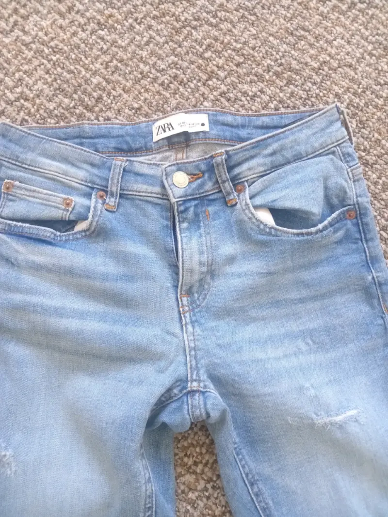 Jeans de mezclilla azul claro con roturas Zara - 4