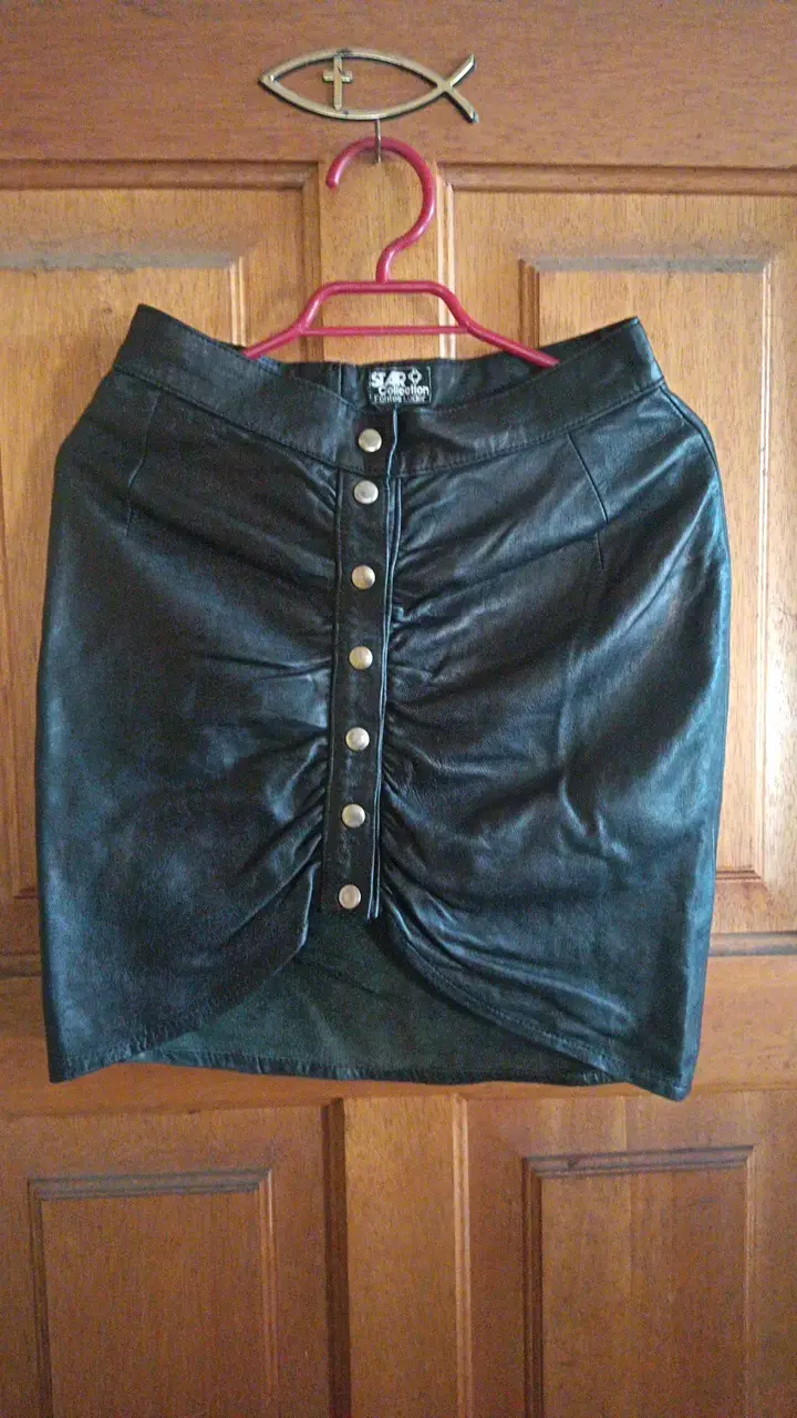 Falda de cuero negra con botones Star Collection