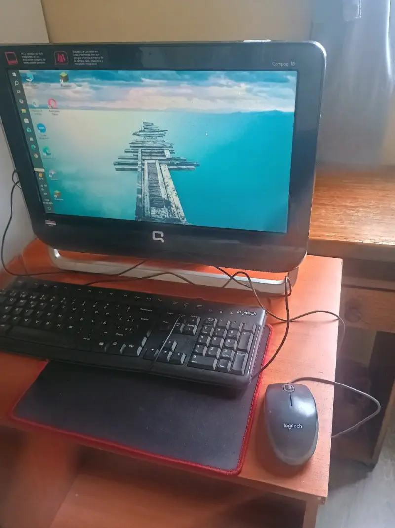 Computador All-in-One Compaq con teclado y mouse - 1