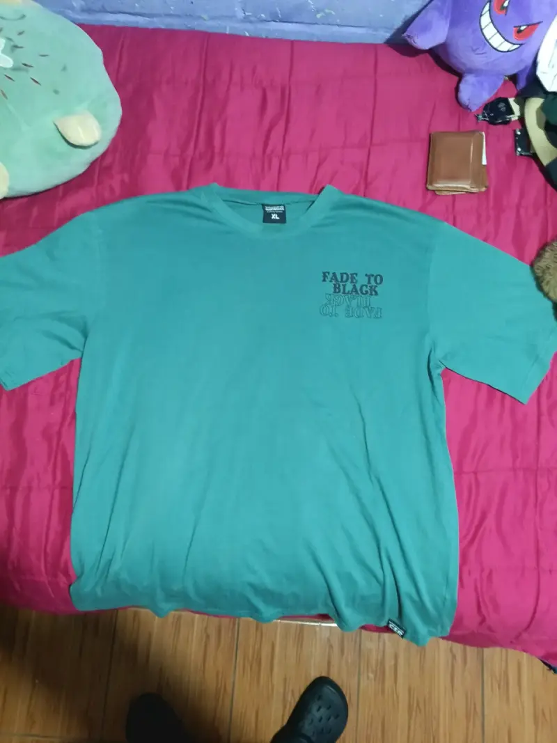 Polera verde con diseño gráfico Fade to Black - 1