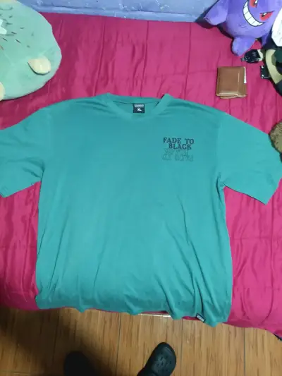 Polera verde con diseño gráfico Fade to Black - miniatura 1