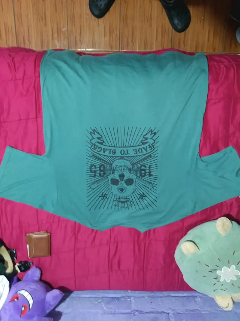 Polera verde con diseño gráfico Fade to Black - 2